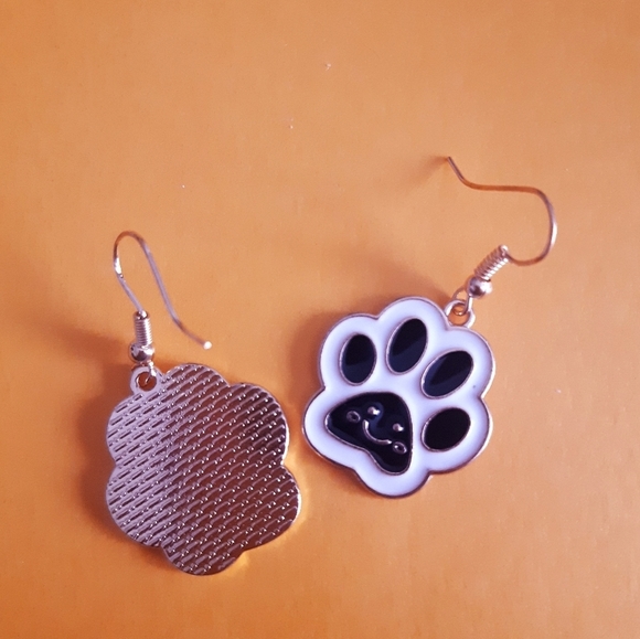 Dangling Paw Shaped Toe Beans Design Earrings 🐾 - Picture 2 of 4